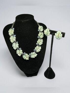 Lisner Vintage Sage Green Lucite Leaf Choker Necklace & Earring Demi Parure